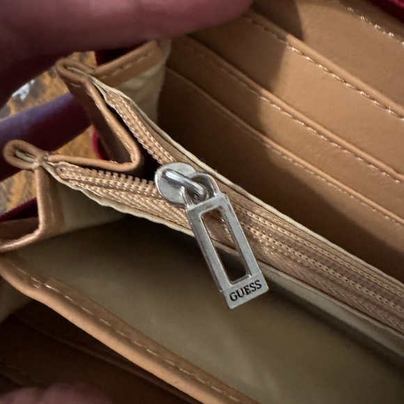 Guess Wallet - Picture 5 of 7